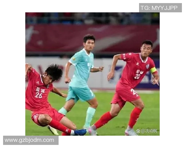 男足球明星在比赛中意外被对手绊倒引发热议球迷热情高涨