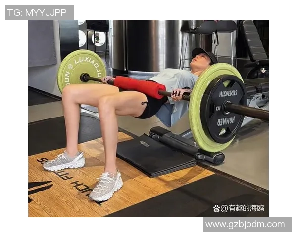 足球明星与女生卷腹训练的完美结合展现力量与美丽的瞬间